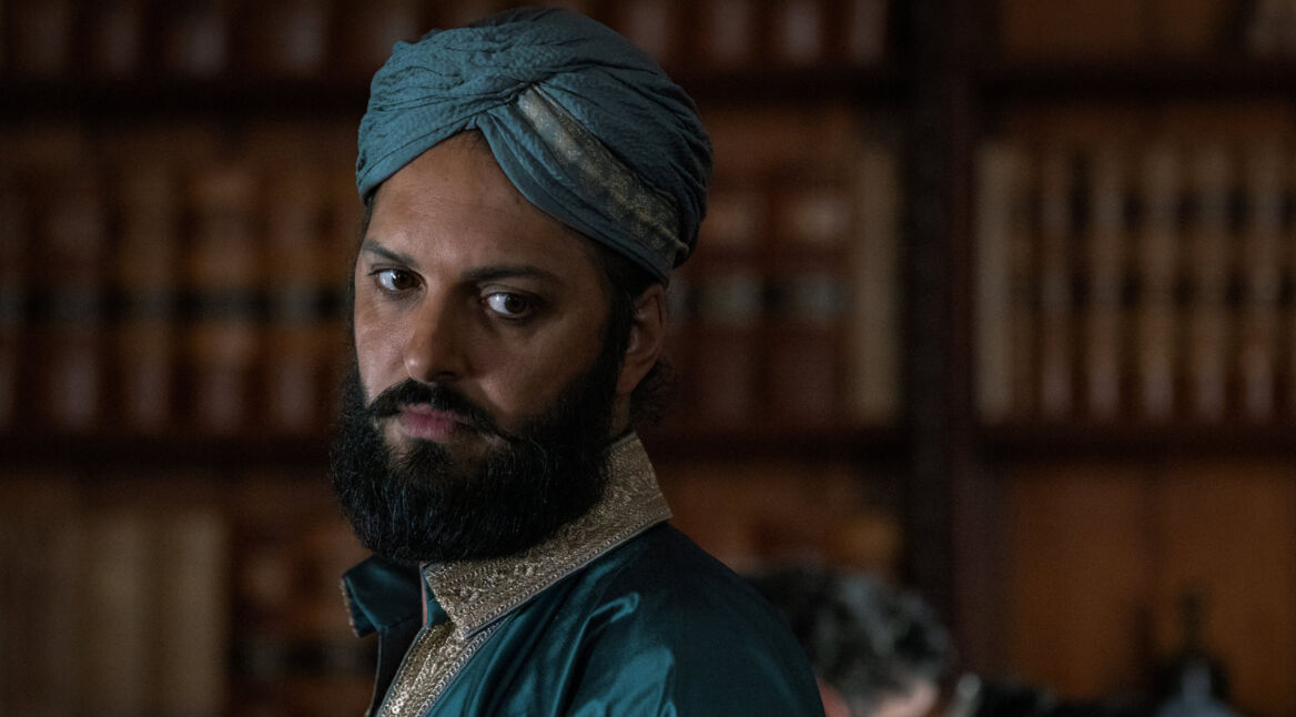 Nemo (Shazad Latif) steht in "Nautilus" in einem Raum vor einem Bücherregal.