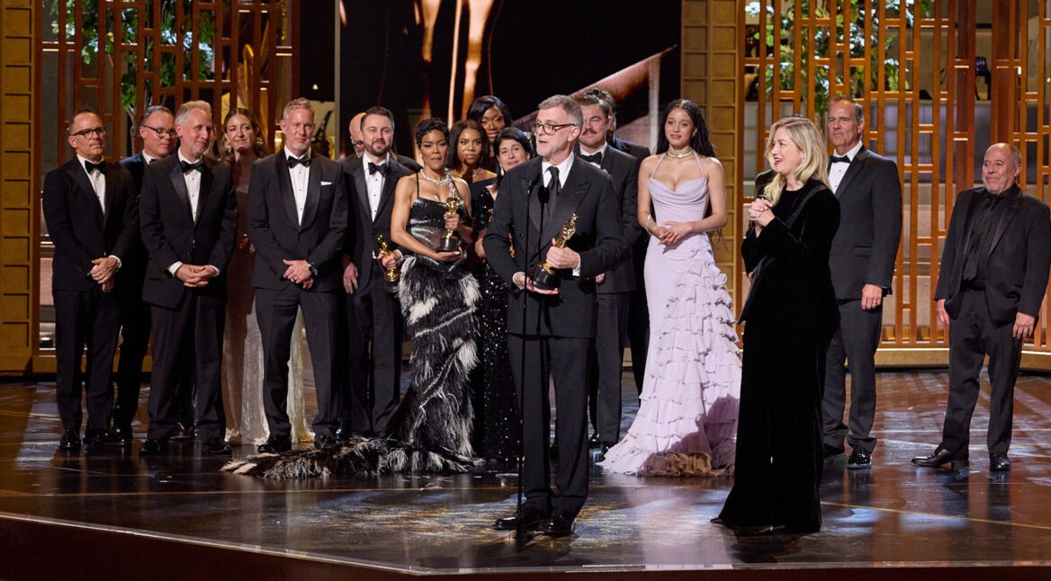 Preisverleihung "Bester Film" bei den Oscars 2026. Zu sehen sind Paul Thomas Anderson, Sarah Murphy, Anthony Carlino, Will Weiske, Andy Jurgensen, Teyana Taylor, Michael Bauman, Cassandra Kulukundis, Regina Hall, Shayna McHale aka Junglepussy, Leonardo DiCaprio, Chase Infiniti und Benicio del Toro