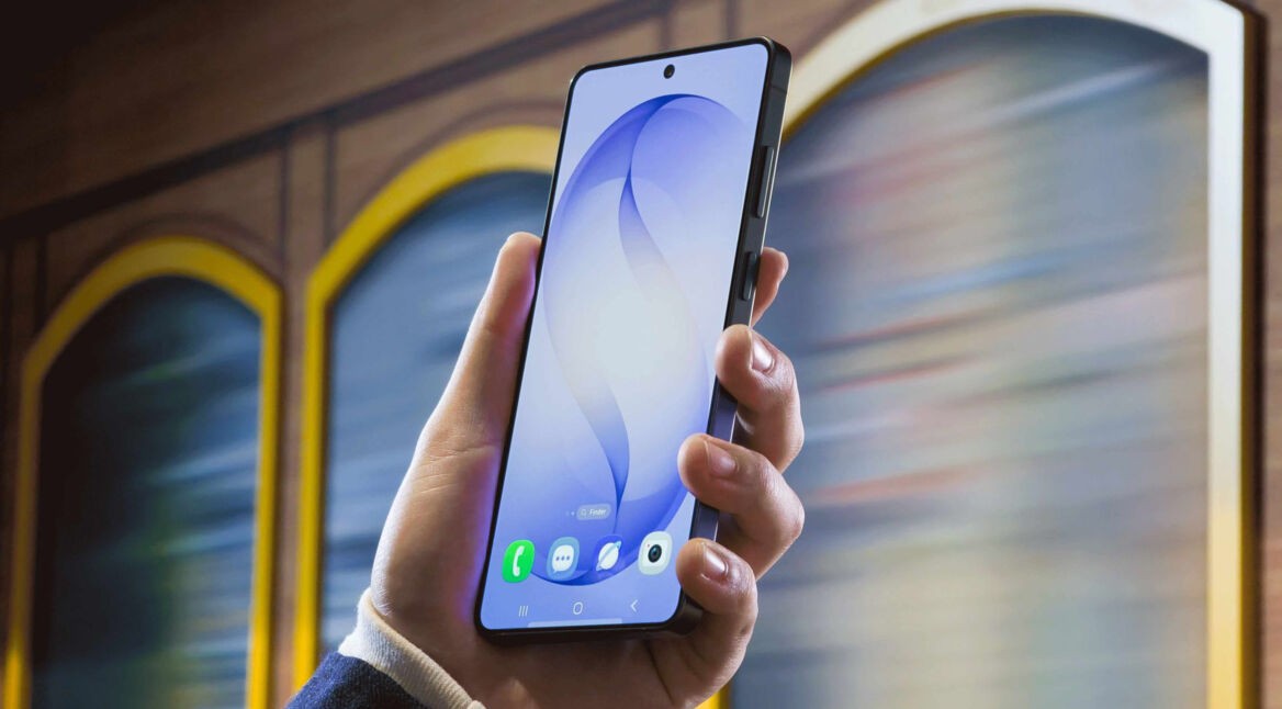 Eine Hand hält das Galaxy S26 Ultra hoch.