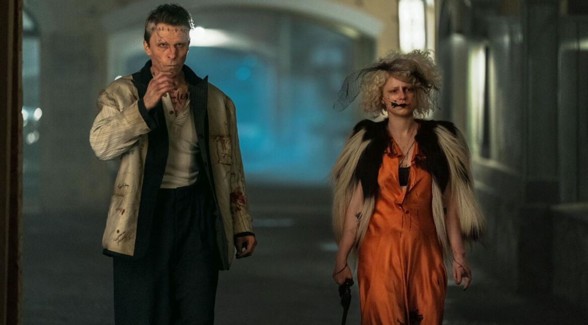 Christian Bale und Jessie Buckley als Frankenstein und seine Braut in einer Szene des Films "The Bride".