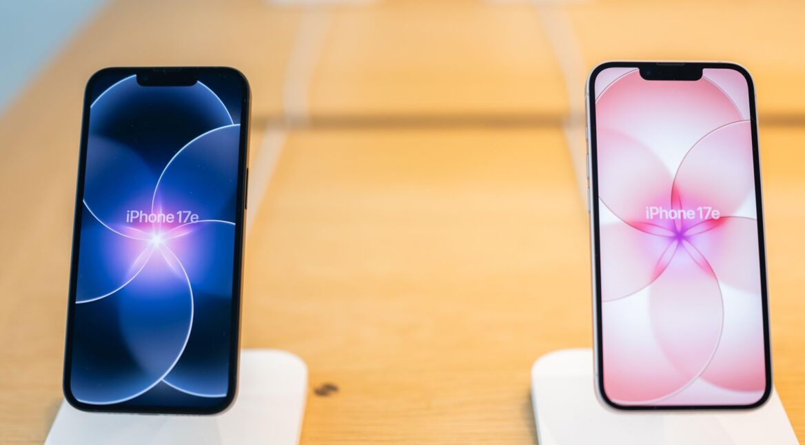 Das iPhone 17e ist in der Apple Carnegie Library in Washington ausgestellt.