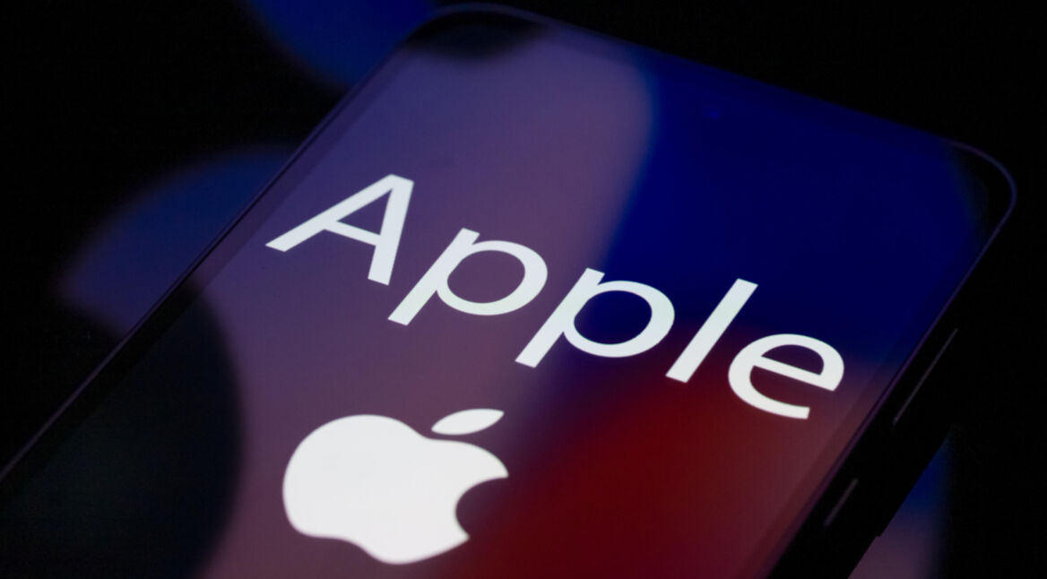 Das Apple-Logo ist auf dem Bildschirm eines Smartphones zu sehen.