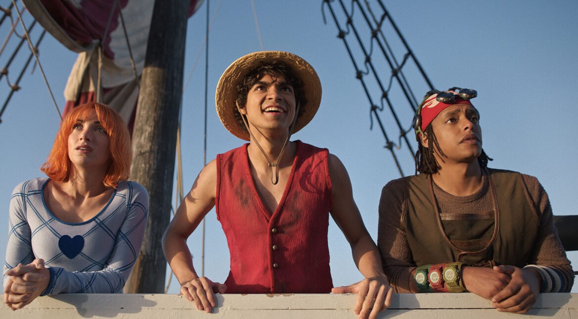Emily Rudd als Nami, Iñaki Godoy als Monkey D. Luffy und Jacob Romero als Usopp in "One Piece" Staffel 2. Alle drei stützen sich auf der Reling ihres Schiffes ab.