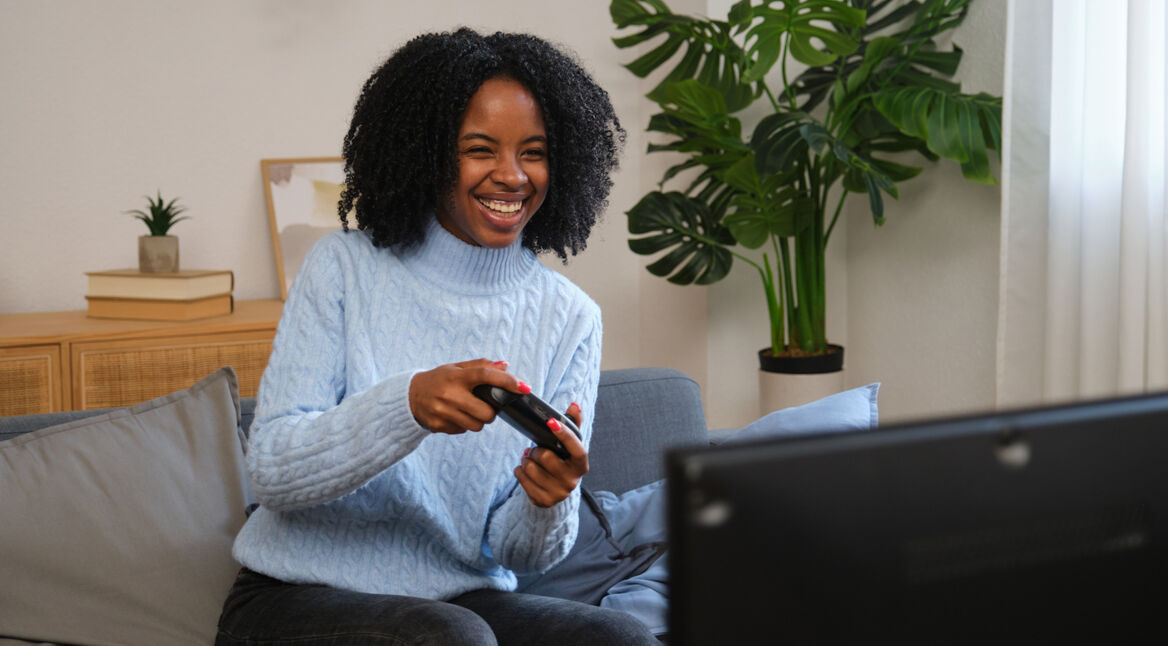 pokemon-pokopia-vs-animal-crossing-featured-frau-spielt-istock