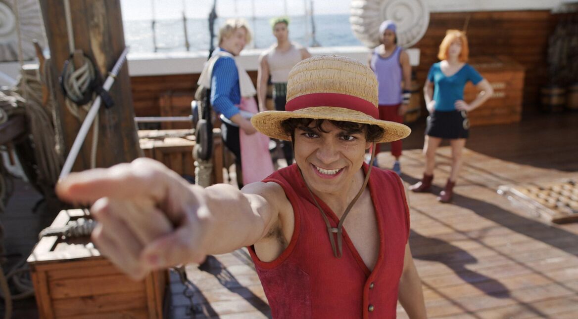 Auf dem Bild zu den Streaming-Highlights im März 2026 ist Monkey D. Ruffy aus One Piece Staffel 2 zu sehen, wie er mit ausgestrecktem Arm entschlossen nach vorne zeigt. Er trägt seinen ikonischen Strohhut und eine rote Weste. Im Hintergrund steht seine Crew an Deck eines Schiffes.