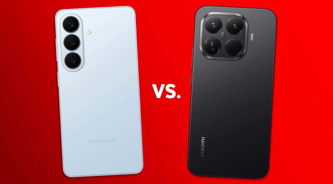 Das Galaxy S26 ist in Blau links, das Xiaomi 15T Pro in Schwarz rechts zu sehen.