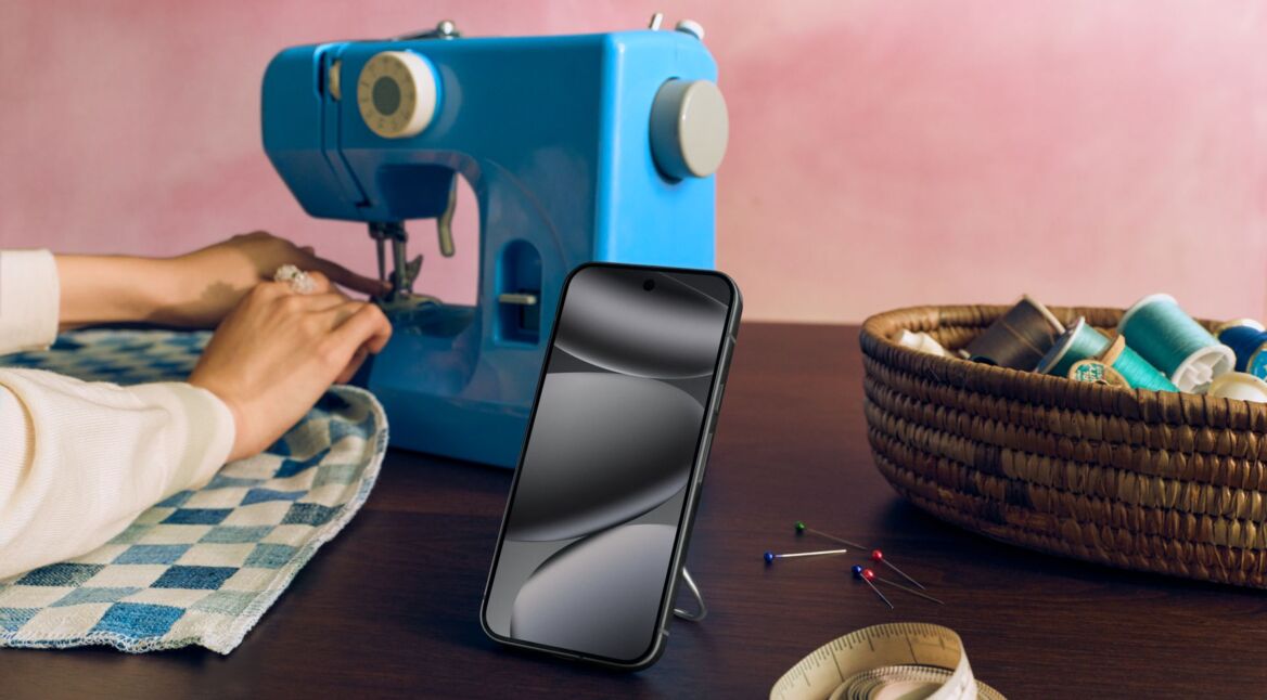Junge Frau nutzt eine Nähmaschine, neben der das Google Pixel 10 Pro aufgestellt ist.