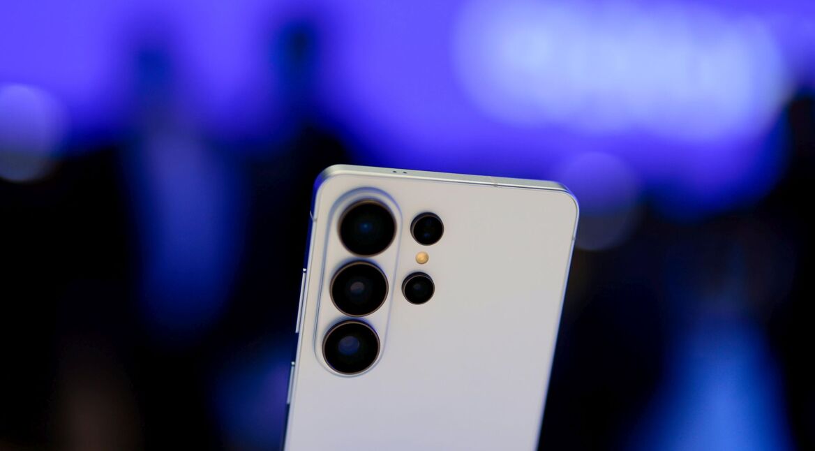 Das Galaxy S26 Ultra ist von hinten auf der MWC-Messe zu sehen.