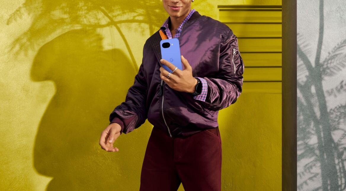Junge Frau hält das Pixel 10a in Blau hoch.