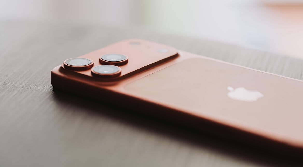 iPhone 17 Pro Max in der Farbe Cosmic Orange