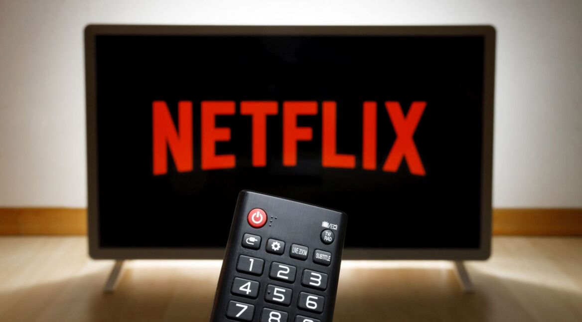Das Netflix-Logo auf einem Fernseher