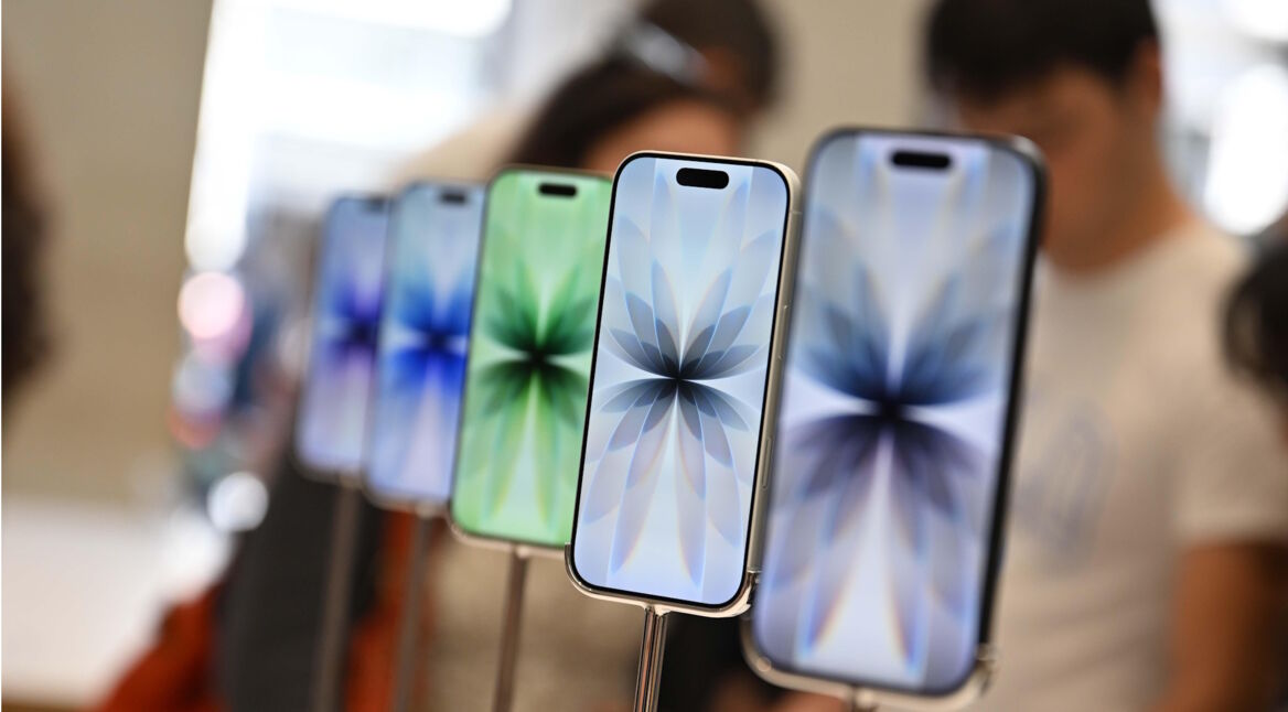aktuelle iPhones nebeneinander ausgestellt