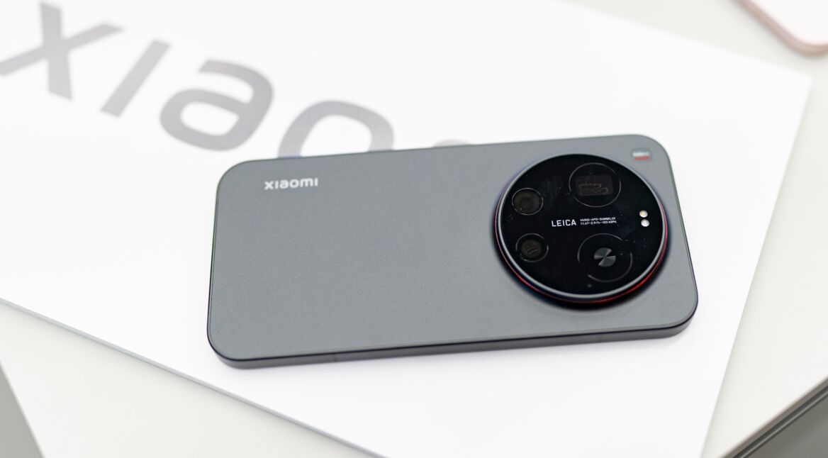 Das Xiaomi 17 Ultra liegend
