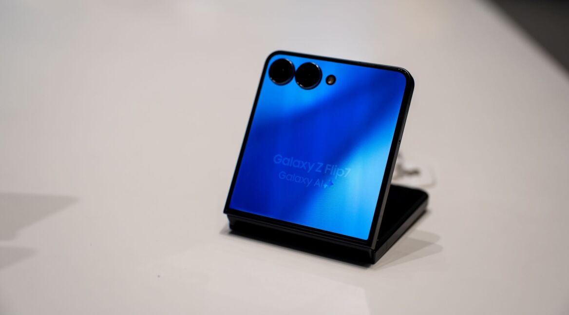 Ein Galaxy Z Flip7 liegt halb zugeklappt auf einem Tisch.