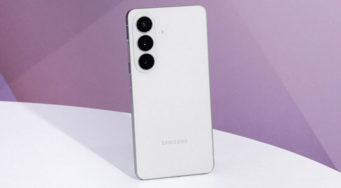 Das Samsung Galaxy S26 in der Farbe Weiß.