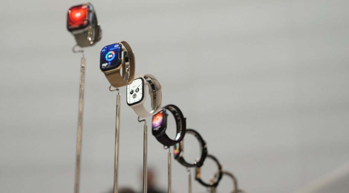 Die Apple Watch 12 ist in mehreren Farbvarianten auf dem Apple-Campus ausgestellt.