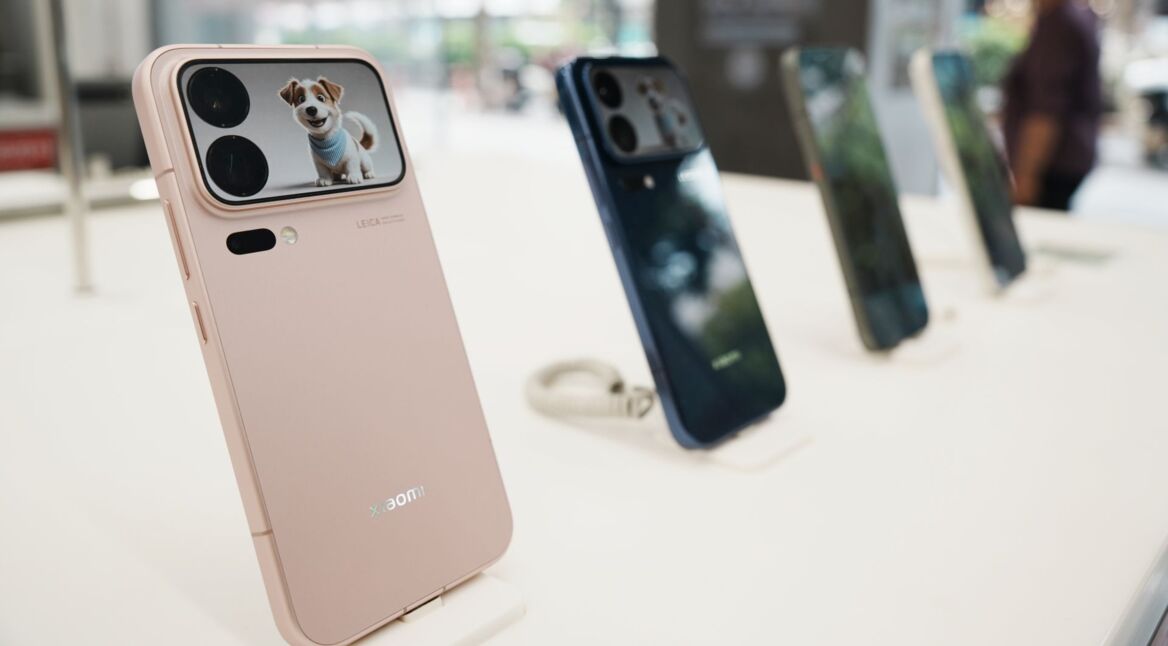 Die Xiaomi-18-Pro-Serie ist in einem Xiaomi Store in China ausgestellt.