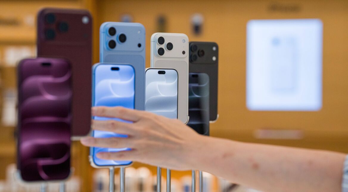 Das iPhone 18 Pro ist in unterschiedlichen Farben im Apple Store ausgestellt.