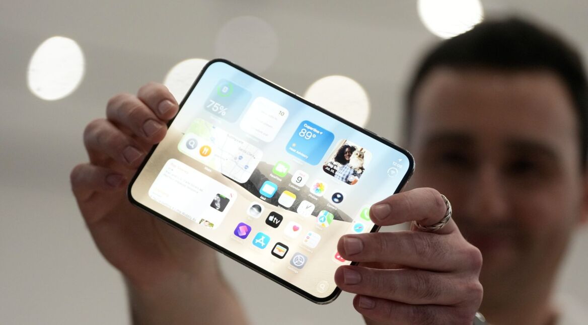 Ein Besucher hält auf der Apple-Keynote das aufgeklappte iPhone Duo in die Kamera.