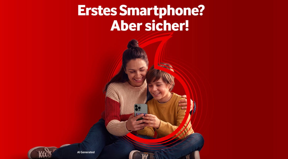 Mutter und Sohn lachen gemeinsam aufs Smartphone schauend, im Hintergrund der Button „Jetzt zum Medien-Coaching anmelden“.