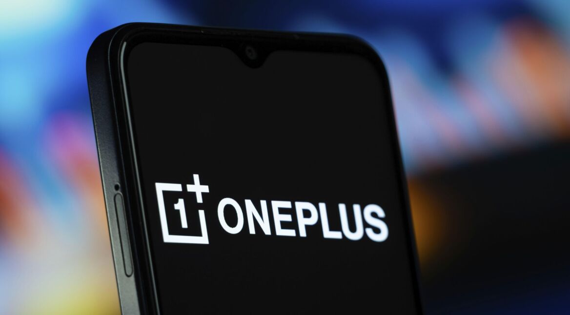 Das Logo von OnePlus ist auf dem Display eines Smartphones zu sehen.