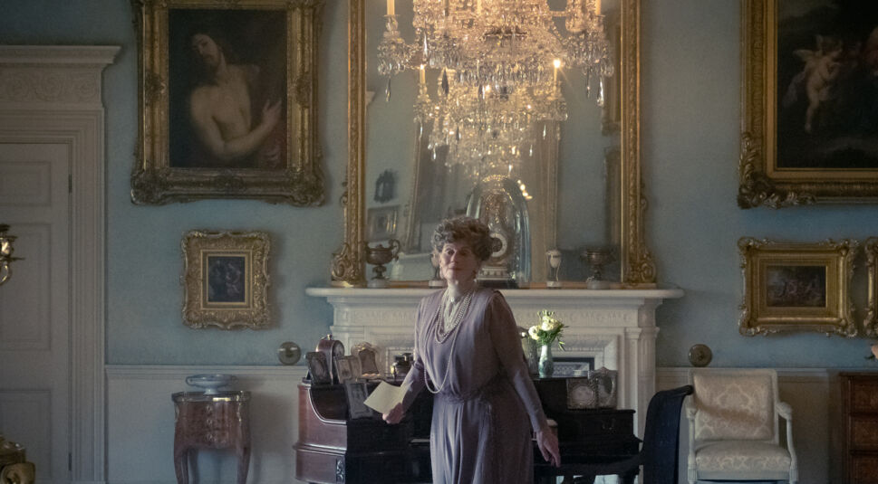 Feine Dame vor Kronleuchter auf Downton Abbey. Foto: Universal