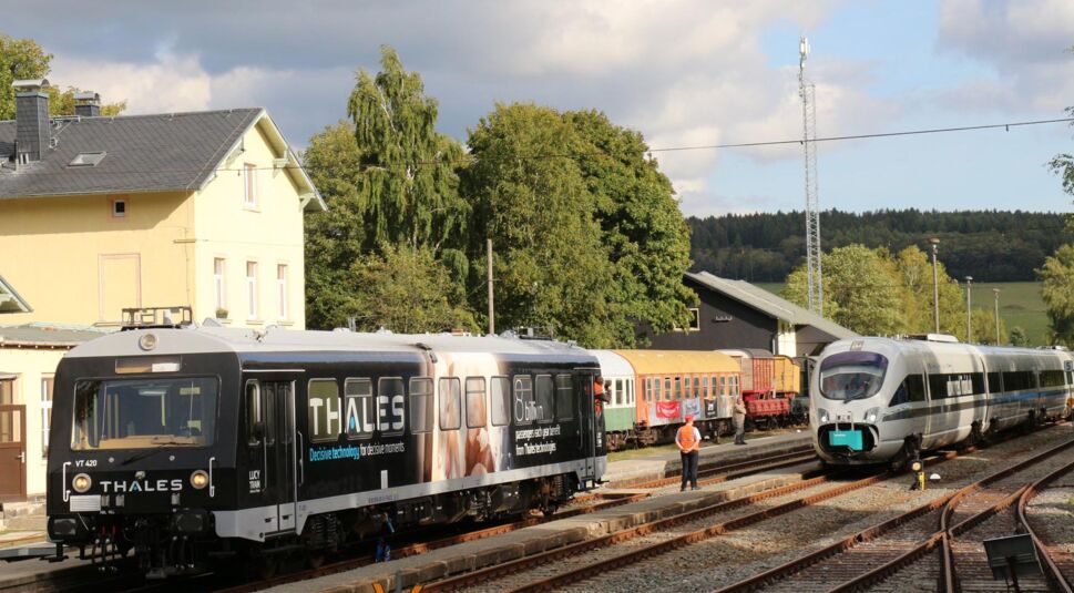 freie-fahrt-fuer-den-5g-zug-vodafone-5g-mast-bahnhof-schlettau