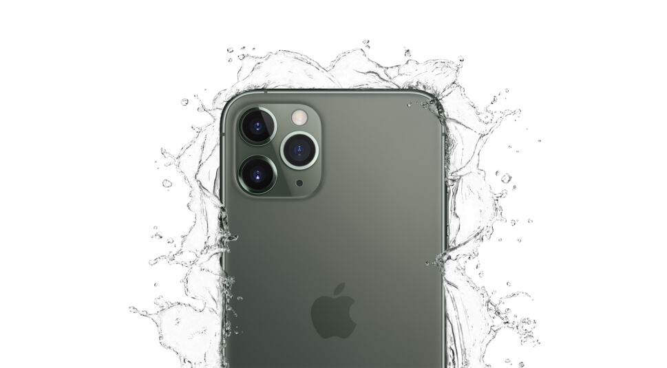 Das iPhone 11 Pro in Grün mit Wasserspritzern. Foto: Applet