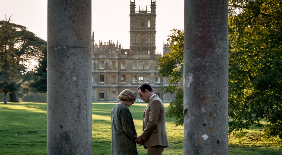 Mann und Frau halten vor "Downton Abbey" Händchen. Foto: Universal