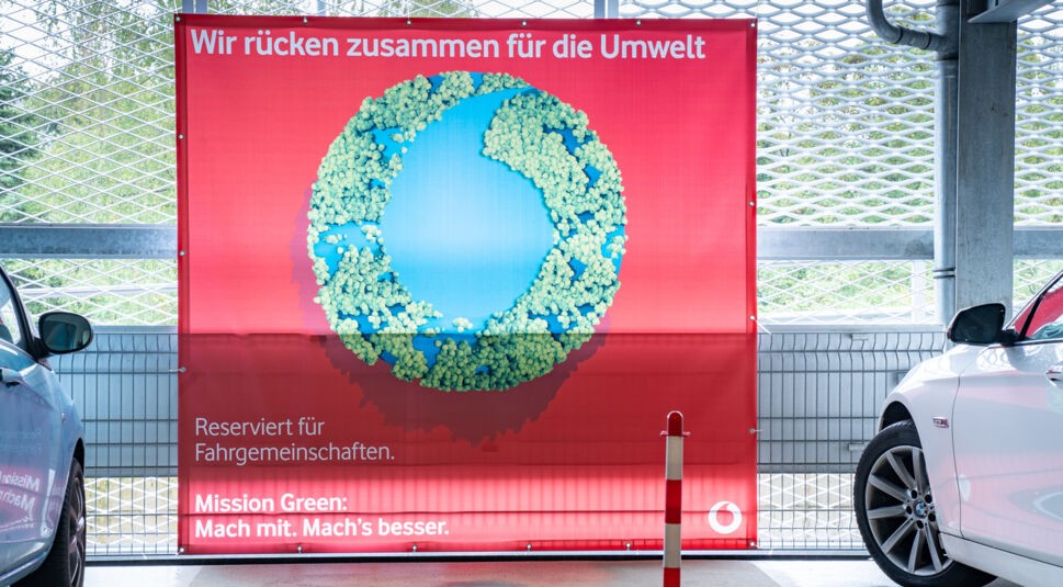 Mission Green Plakat im Parkhaus am Vodafone Campus in Düsseldorf