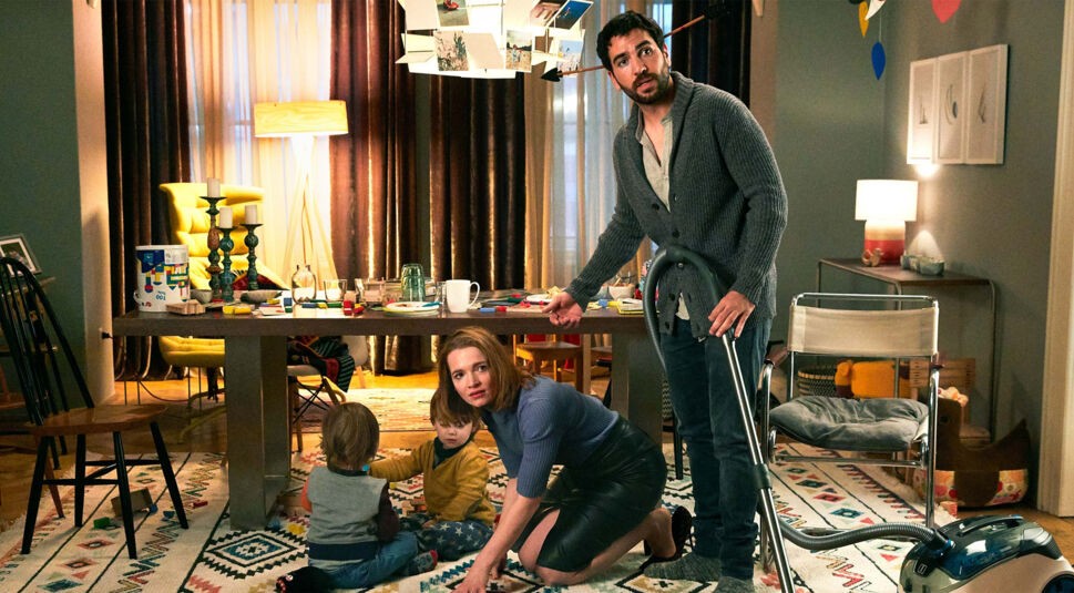 Elyas M'Barek und Caroline Herfurth räumen in "Das perfekte Geheimnis" ihre Wohnung auf. Foto: Constantin Film