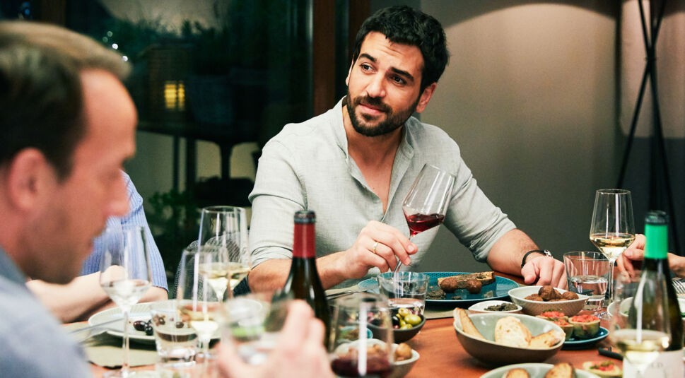 Elyas M'Barek verbingt in der "Perfekte Geheimnis" einen vermeintlich gemütlichen Abend mit Freunden. Foto: Constantin Film