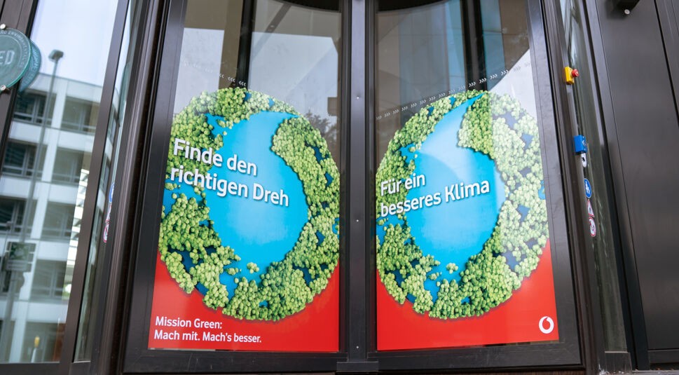 Mission Green Logos an den Drehtüren am Vodafone Campus in Düsseldorf