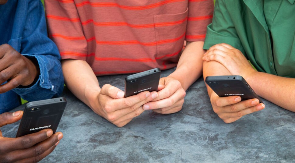 Sechs Hände halten je ein Fairphone 3. Foto: Fairphone