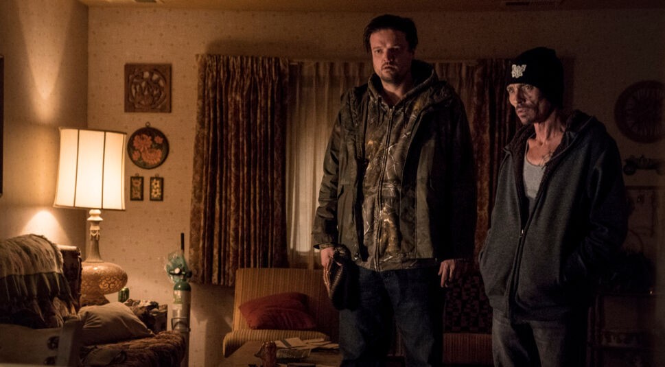 Jesses Freunde stehen in El Camino: Ein "Breaking Bad"-Film hilflos im Wohnzimmer. Foto: Netflix