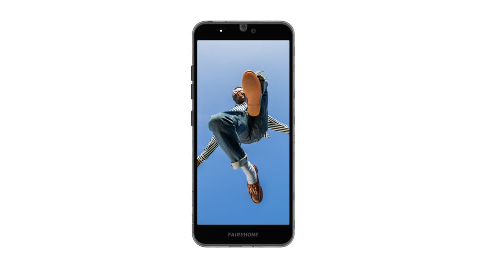 Das Display des Fairphone 3 mit einem Foto, auf dem ein Mann von oben in Richtung Kameralinse springt. Foto: Fairphone