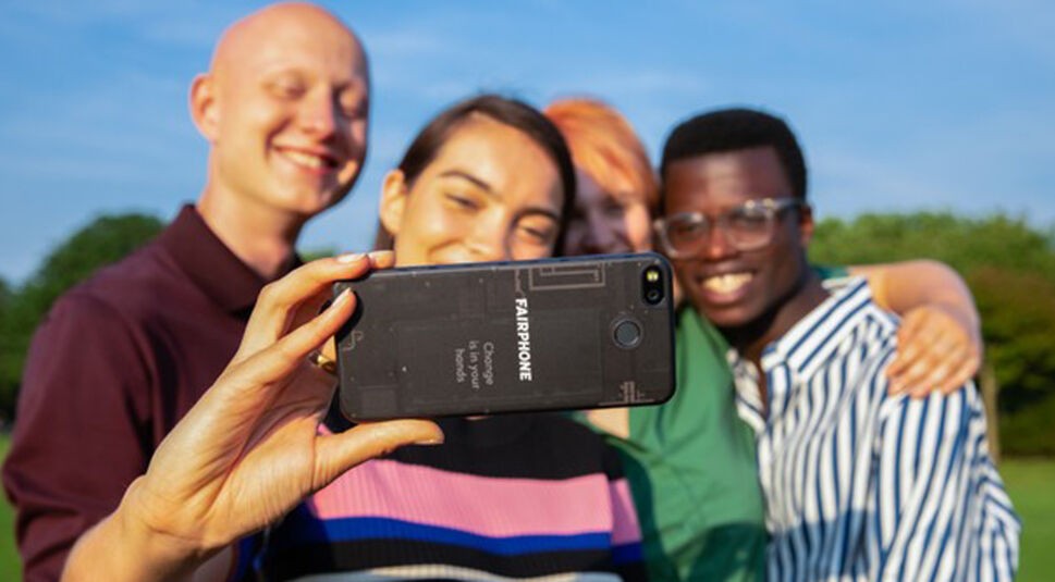 Eine Freundesgruppe macht ein Selfie mit dem Fairphone 3.