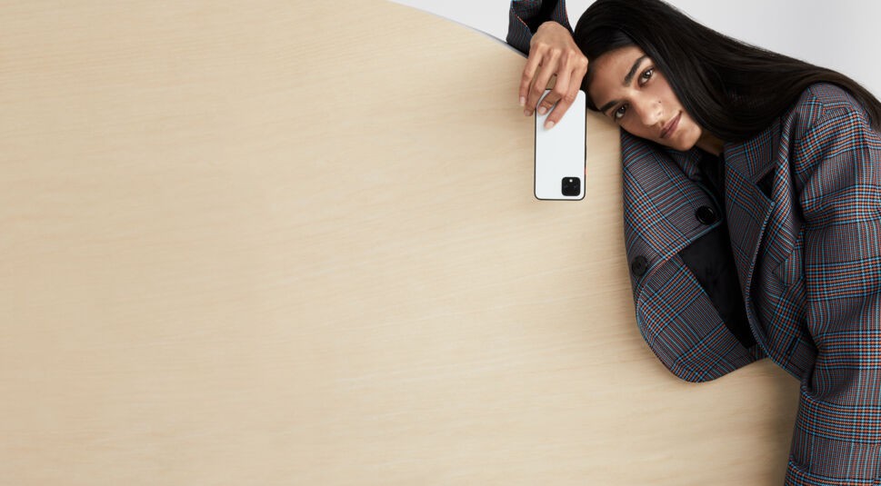 Frau hält das Google Pixel 4 in Clearly White in der Hand. Foto: Google