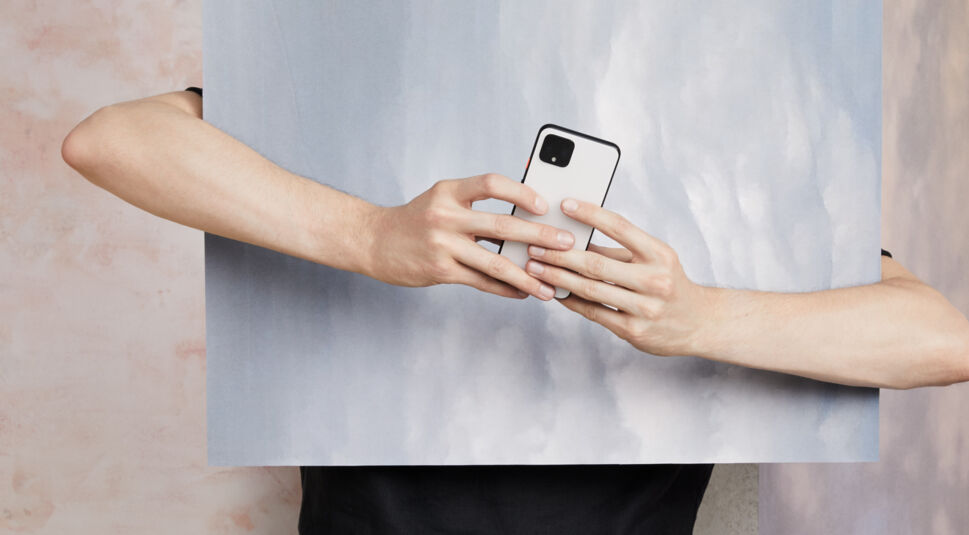 Hand hält das Google Pixel 4 in Clearly White. Foto: Google