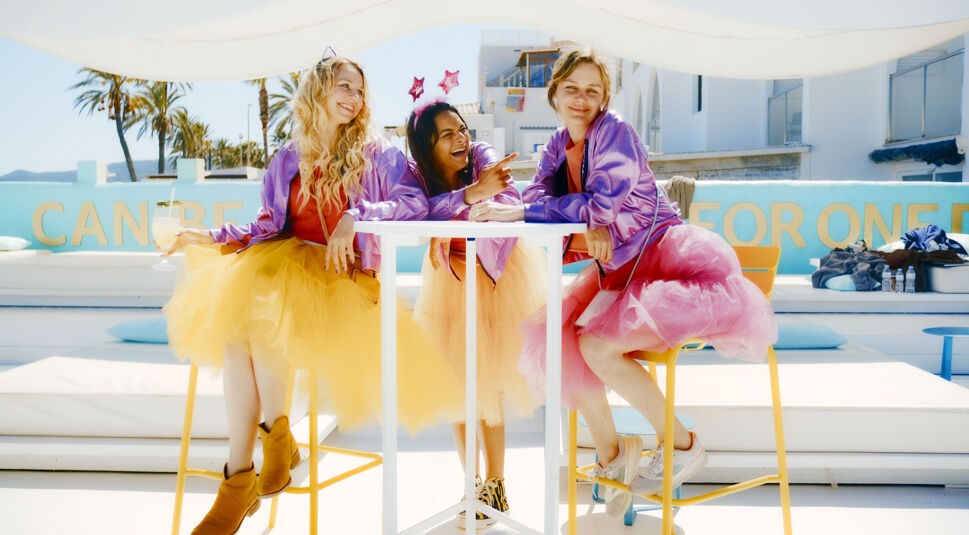 Drei Freundinnen feiern verkleidet den JGA auf Ibiza