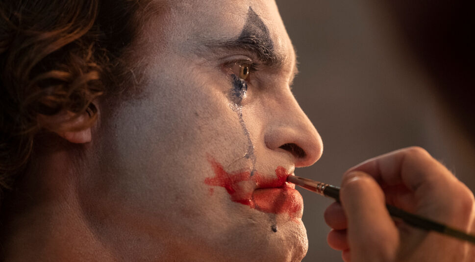 Joaquin Phoenix schminkt sich zum Joker. Foto: Warner Bros.