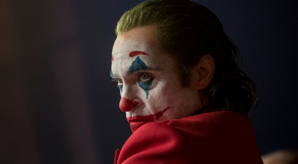 Joaquin Phoenix als Joker mit Clownsschminke. Foto: Warner Bros.