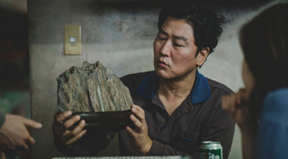 Ki-teak betrachtet einen Stein. Foto: Koch Films / Capelight Pictures