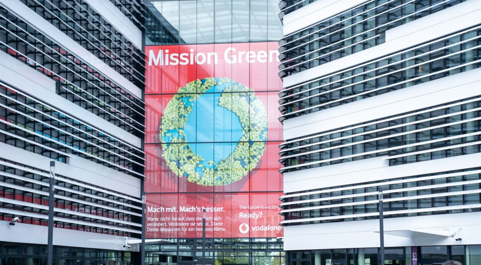 Mission Green Plakat am Vodafone Campus in Düsseldorf