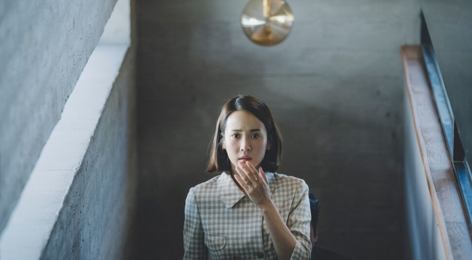 Yeon-Kyo hält sich erschrocken die Hand vor den Mund. Foto: Koch Films / Capelight Pictures