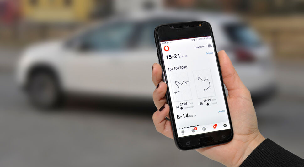 Smartphone mit Vodafone Driving Academy-App von Vodafone und EMIL