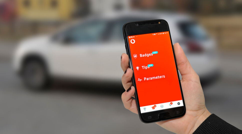 Smartphone mit Vodafone Driving Academy-App von Vodafone und EMIL