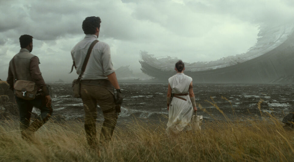 Finn, Poe und Rey beim zerstörten Todestsern in "Star Wars - Der Aufstieg Skywalkers" Foto: Lucasfilm Ltd.