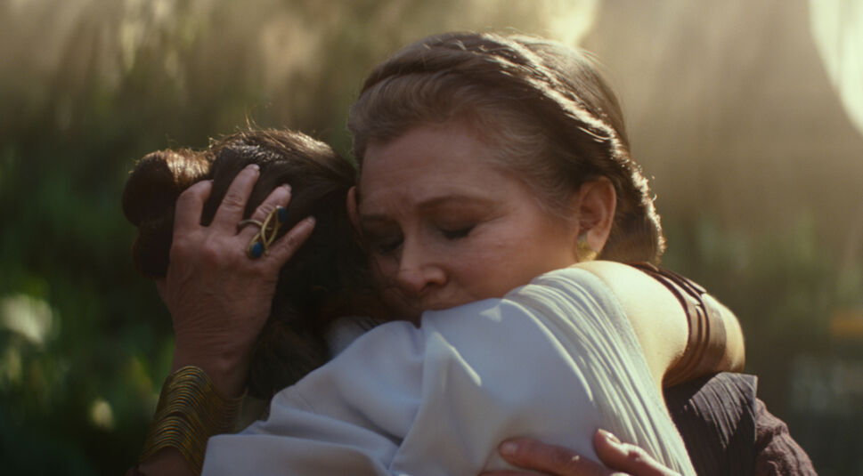 Rey und Leia umarmen sich in "Star Wars - Der Aufstieg Skywalkers" Foto: Lucasfilm Ltd.
