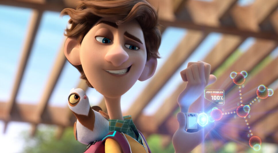 Junge mit Vogel auf der Schulter spielt in "Spione undercover"mit Uhr. Bild: © 2019 Twentieth Century Fox